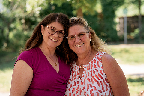 Leitungsteam: Theresa Gehrmann (Koordinatorin für Netzwerkarbeit) und Mica Marohn (Einrichtungsleitung) - (c) lifetime-memories by Lia Eder
